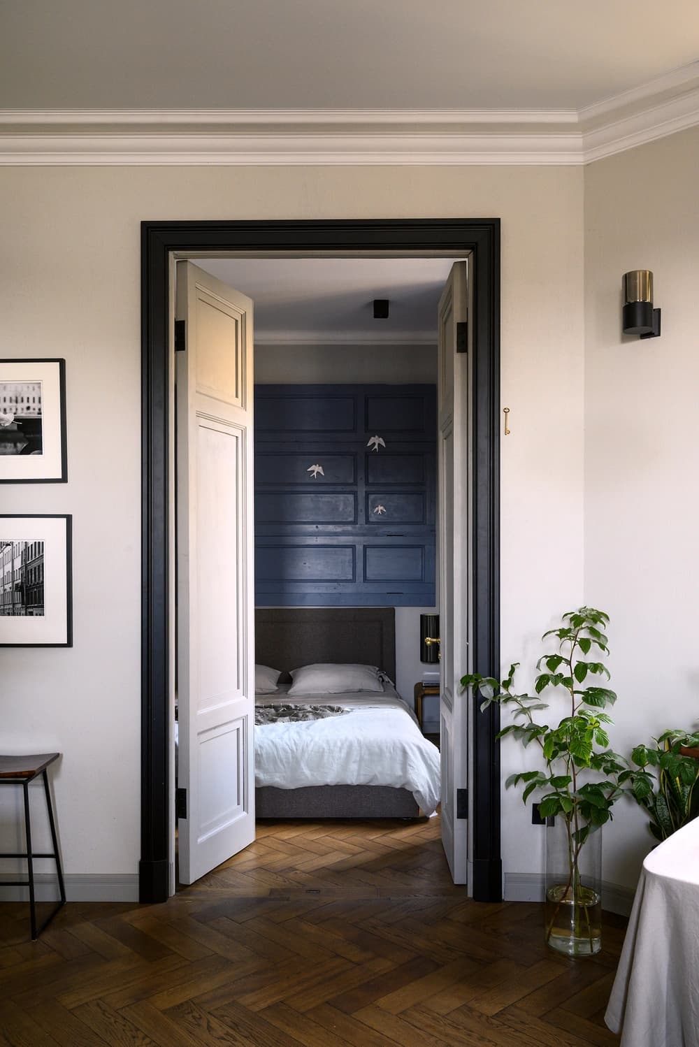 тяжелые массивные двери со старинной латунной фурнитурой... Все это вызывает особенный восторг.🙃