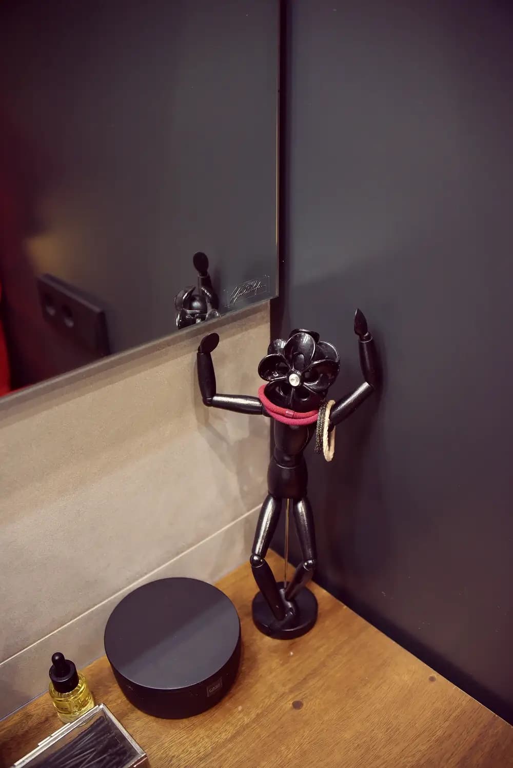 Основная гамма нашей концепции «темные цвета в интерьере» в этом проекте — нейтрально серая, но мы добавили дополнительные темные акценты.